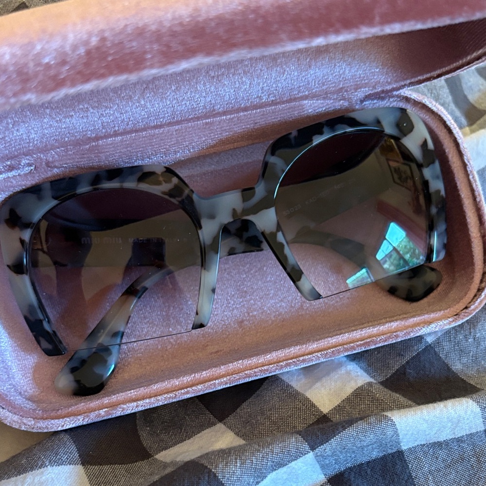 Miu Miu Leopard Print Sunglasses with Pink Case - Picture 4 of 8